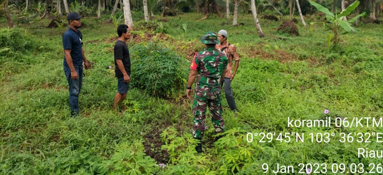 Serda Edili Zalukhu Babinsa Koramil 06/KTM Rutin Gelar Patroli dan Sosialisasi Cegah Karhutla