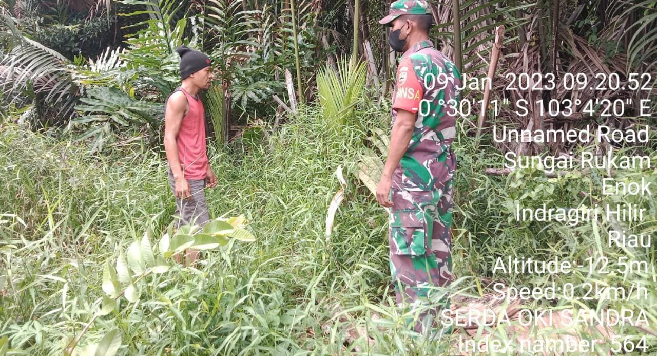 Babinsa Koramil 02/TM Serda Oki Sandra dengan MPA Giat Pantauan Karhutla di Wilayah Desa Sungai Rukam 