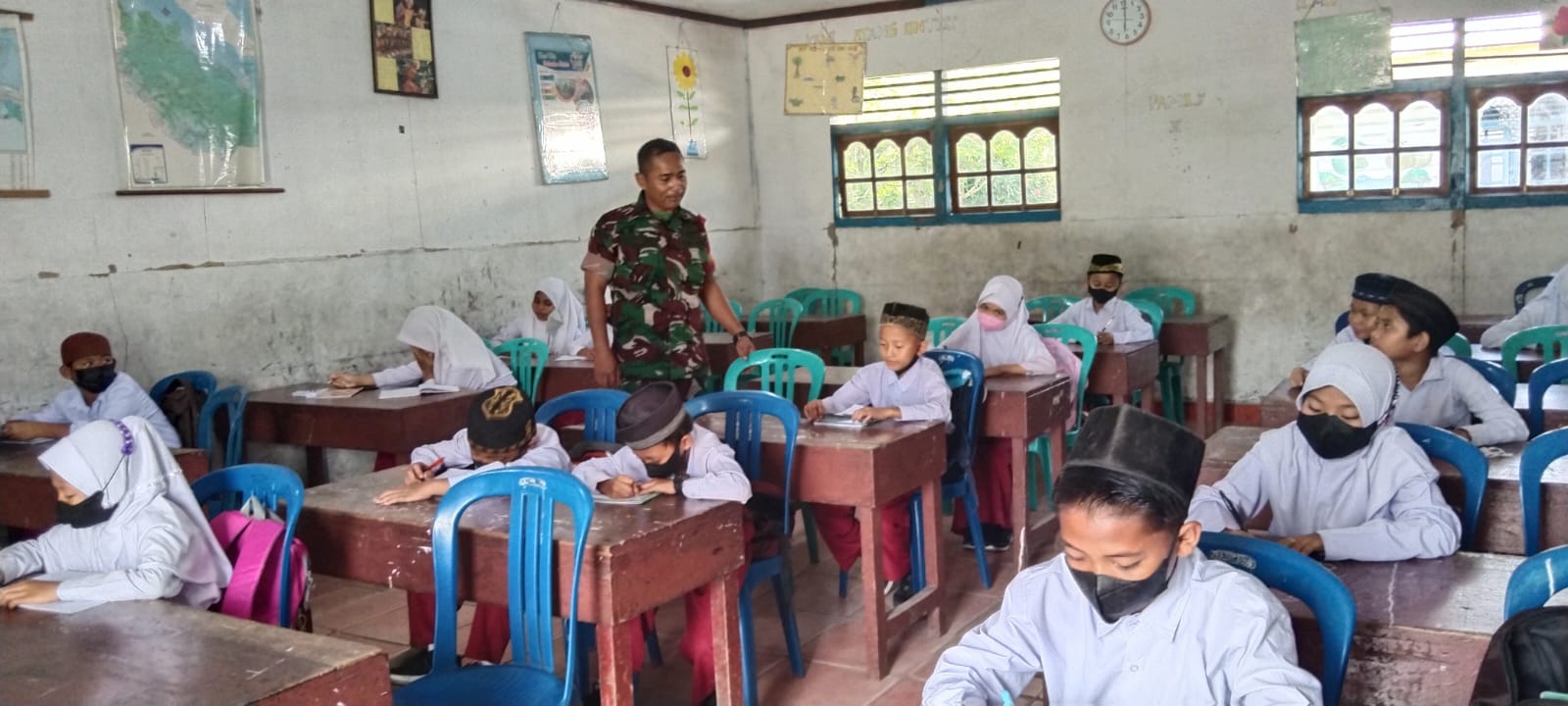 Serda Lendi Babinsa Koramil 06/KTM Beri Wasbang ke Siswa-siswi SD Dwipa Abadi 