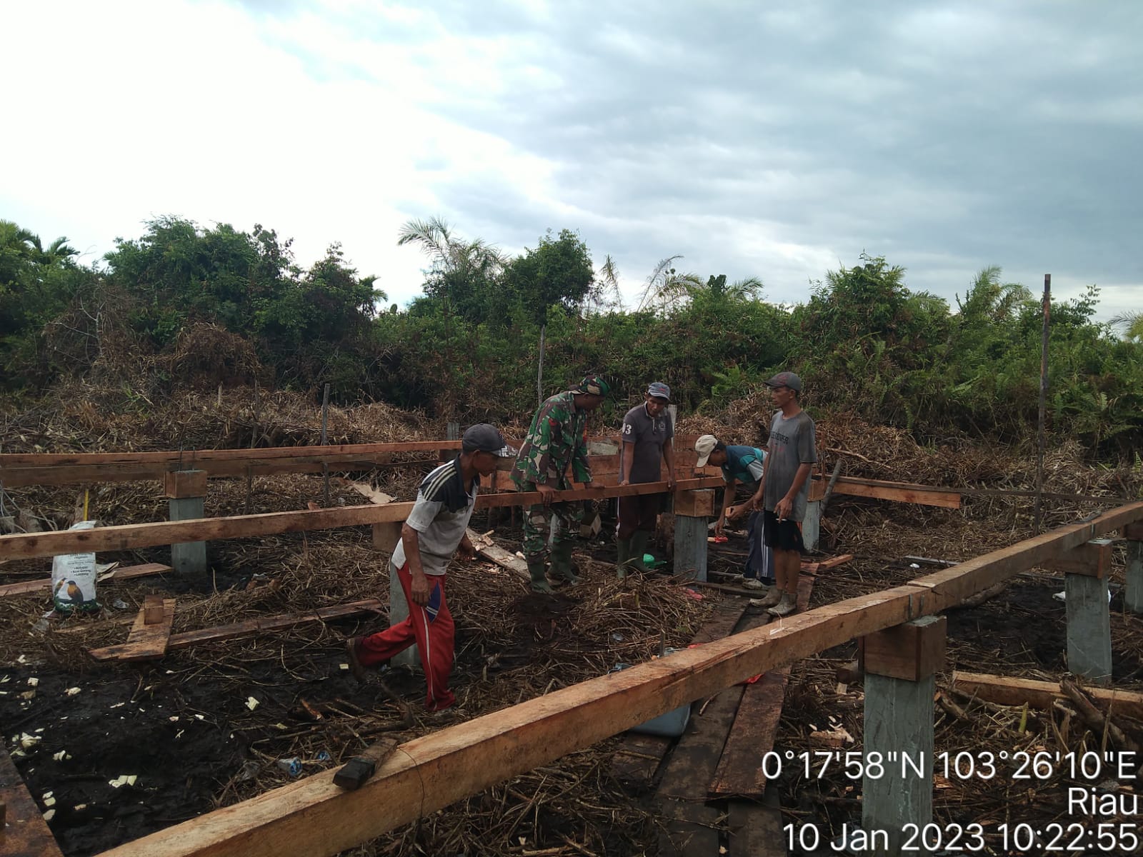 Terus Berlanjut, Babinsa Koramil 06/KTM dan Warga Sakarotan Kompak Giat Gotong Royong Pembangunan Pos Babinsa 