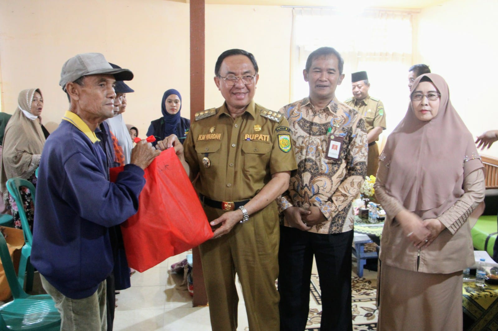 Peduli Terhadap Lansia, Bupati HM Wardan Salurkan 100 Bantuan Kemensos RI di Kabupaten Indragiri Hilir 
