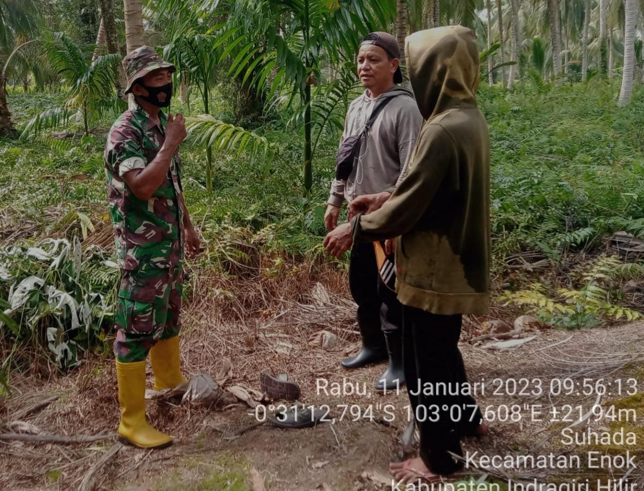 Serda Darno Babinsa Koramil 02/TM Bersama Masyarakat Laksanakan Patroli Sasar Perkebunan Dianggap Rawan Karhutla