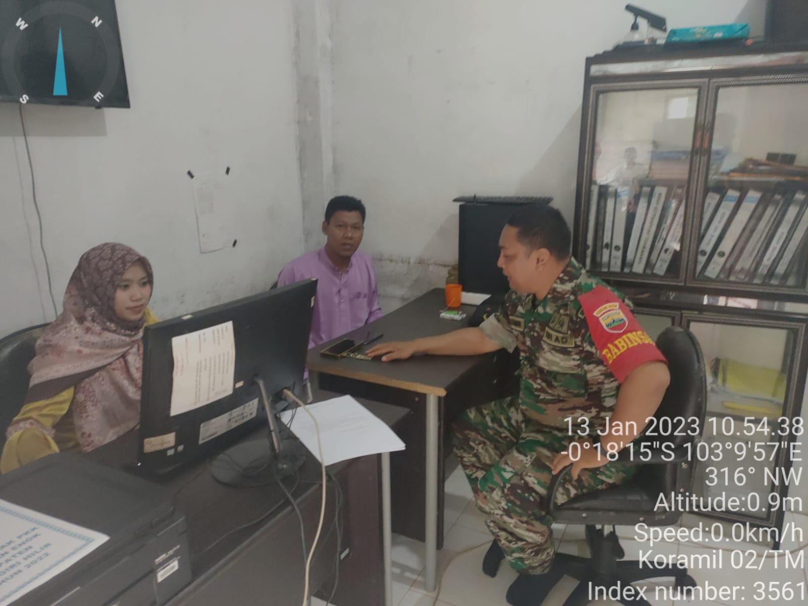 Babinsa Koramil 02/TM Serma Boy Giat Komsos dengan Aparat Desa Simpang Tiga 