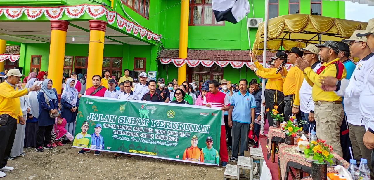 Bupati HM Wardan Lepas Jalan Sehat Kerukunan Rangka Hari Amal Bakti Kementerian Agama ke-77 di Kantor Kemenag Inhil 