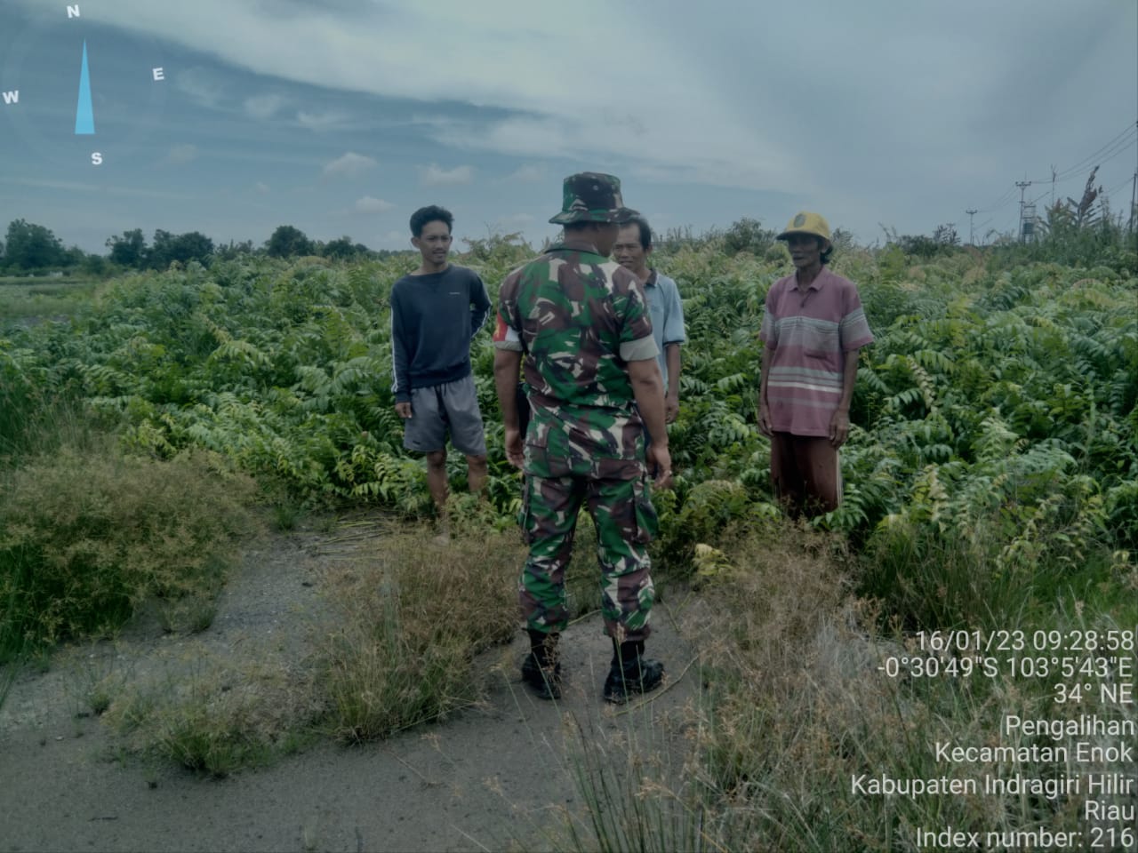 Bersama Warga Binaan, Sertu HM Sibarani Babinsa Desa Pengalihan Laksanakan Patroli Karhutla 