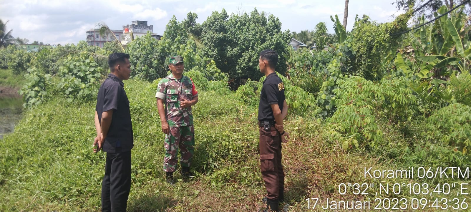 Antisipasi Karhutla, Serda Lendi Piter Sirimba Babinsa Koramil 06/KTM Laksanakan Patroli Bersama Warga Binaan