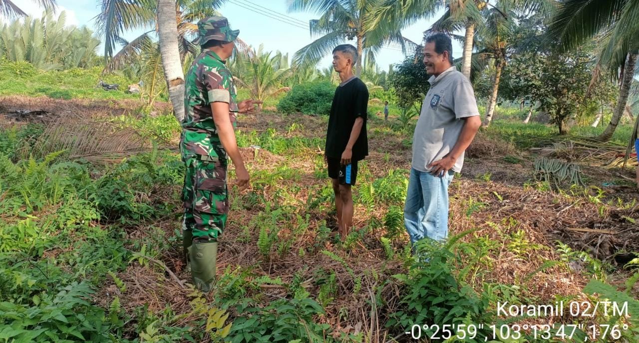 Babinsa Koramil 02/TM Laksanakan Patroli dan Sosialisasi Karhutla di Wilayah Binaan Desa Rantau Panjang 