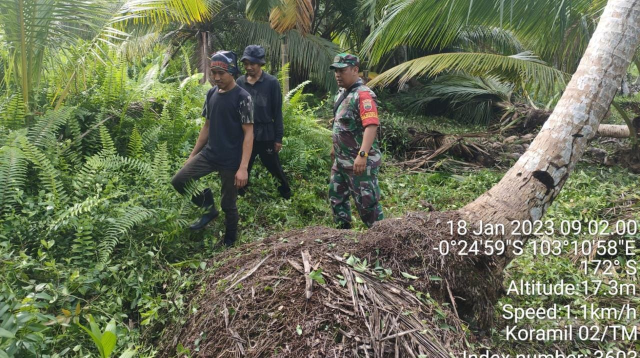 Cegah Karhutla, Babinsa Koramil 02/TM Serma Boy Giat Rutin Patroli dan Sosialisasi di Parit Mesjid 