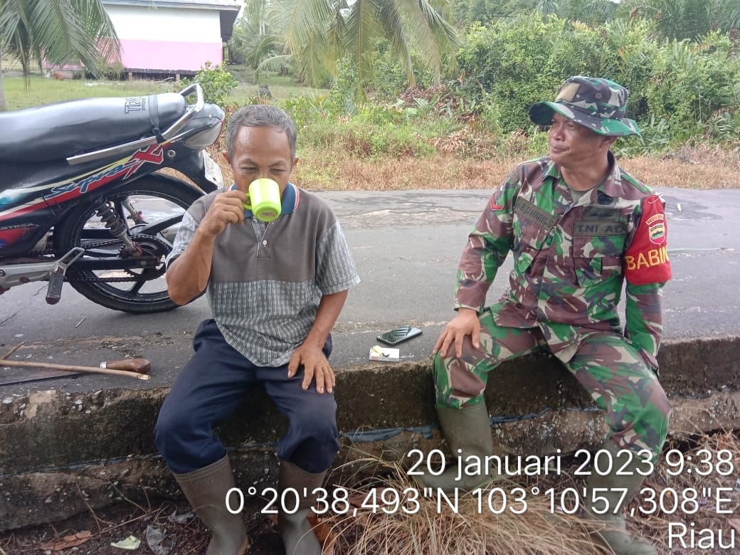 Ciptakan Hubungan Baik, kopda Haris Siregar Babinsa Koramil 06/KTM Laksanakan Komsos dengan Warga Desa Binaan 