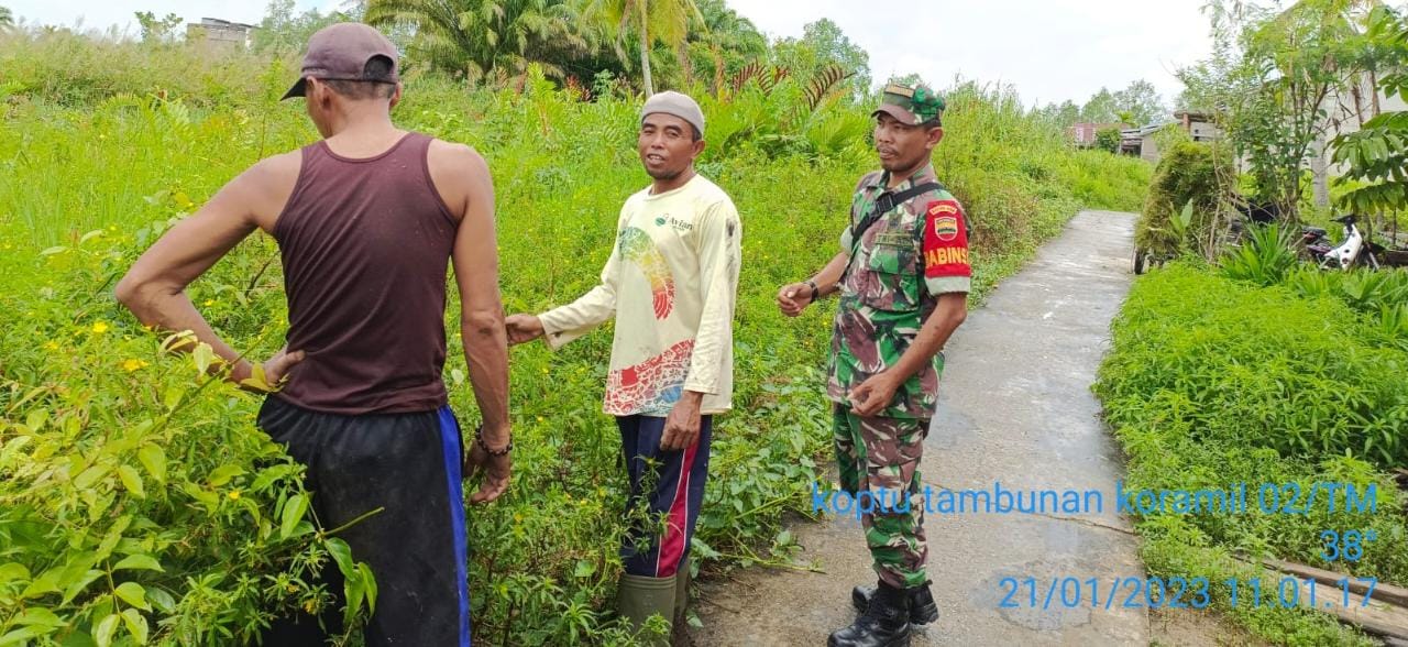 Koptu RH Tambunan Babinsa Desa Sungai Laut Bersama Warga Binaan Laksanakan Giat Patroli Karhutla 