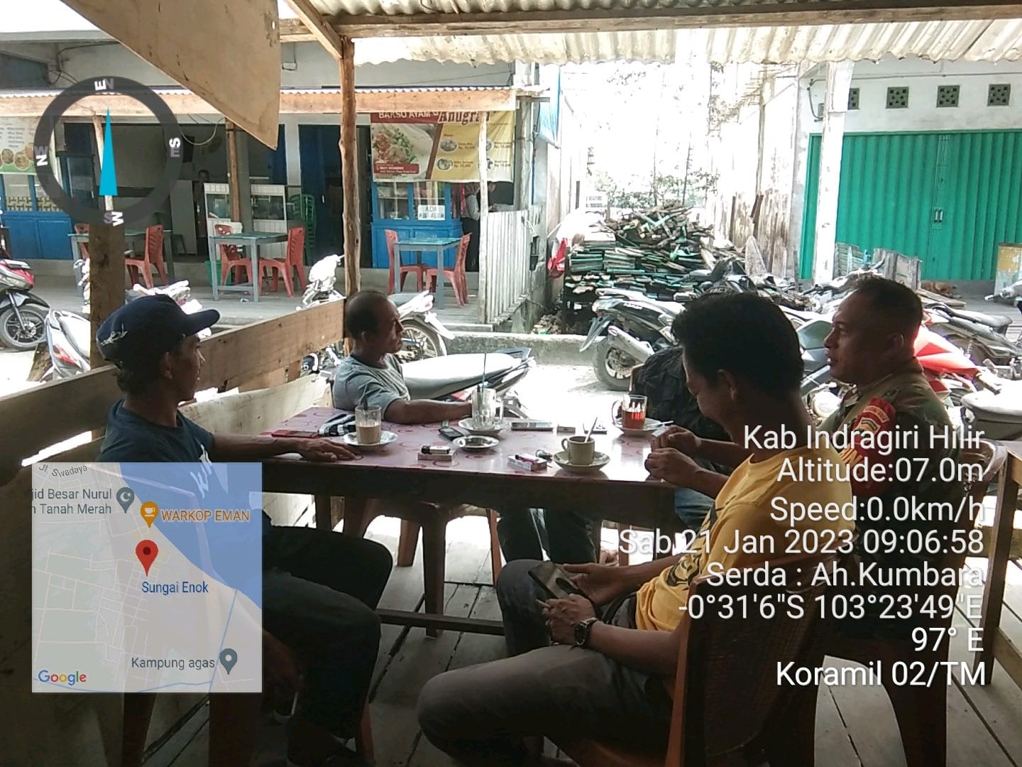 Ajang Silaturahmi, Babinsa Koramil 02/TM Serda Ah Kumbara Komsos bersama Warga Binaan di Kedai Kopi 