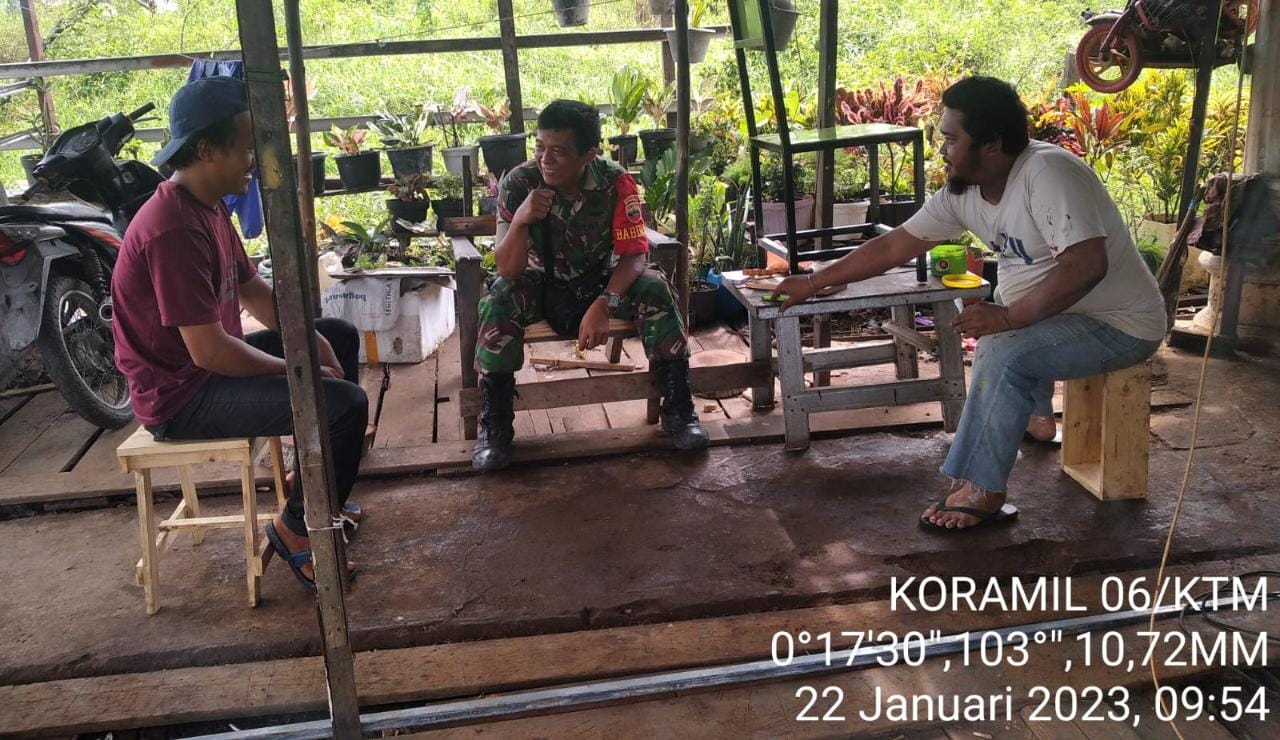 Meningkatkan Kemanunggalan TNI dengan Rakyat, Babinsa Koramil 06/KTM Koptu Ferry Giat Komsos 