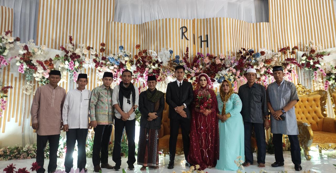 H Ikbal Sayuti Datangkan KH M Syauqi MZ di Acara Pernikahan Anak Bacalon DPRD Inhil Hj Darnawati 
