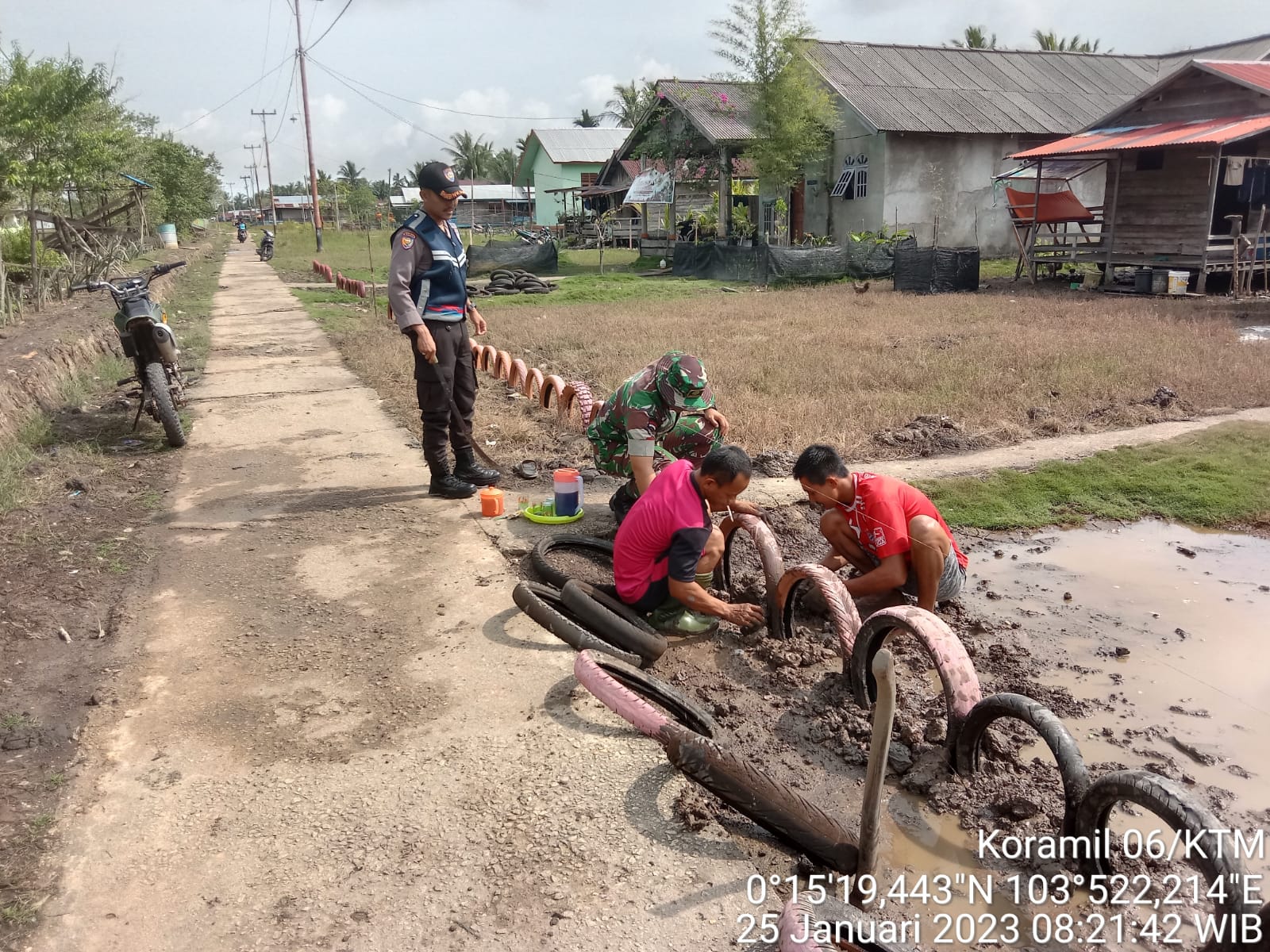 Percantik Desa, Praka Riski Babinsa Koramil 06/KTM Bersama-Babinkamtibmas Laksanakan Goro 