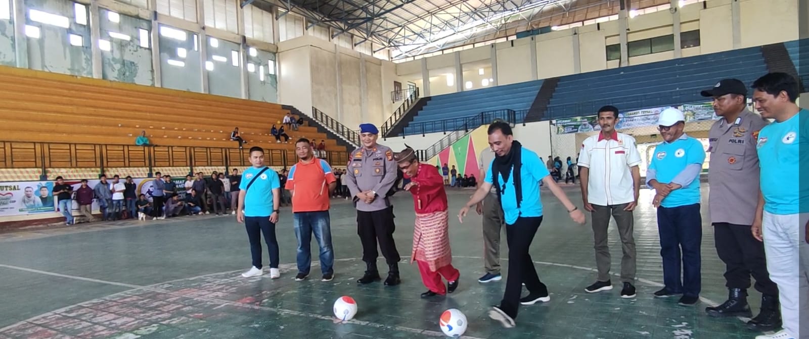 Tendangan Pertama Bupati dan Bang Hati Tanda Dibuka Turnamen Futsal Inhil Story Entertainment
