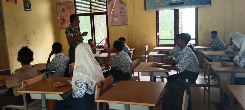 Serda Lendi Piter Giat Sosialisasi Kepada Murid-murid SMP Dwipa Abadi Tentang Larang Penggunaan Narkoba 