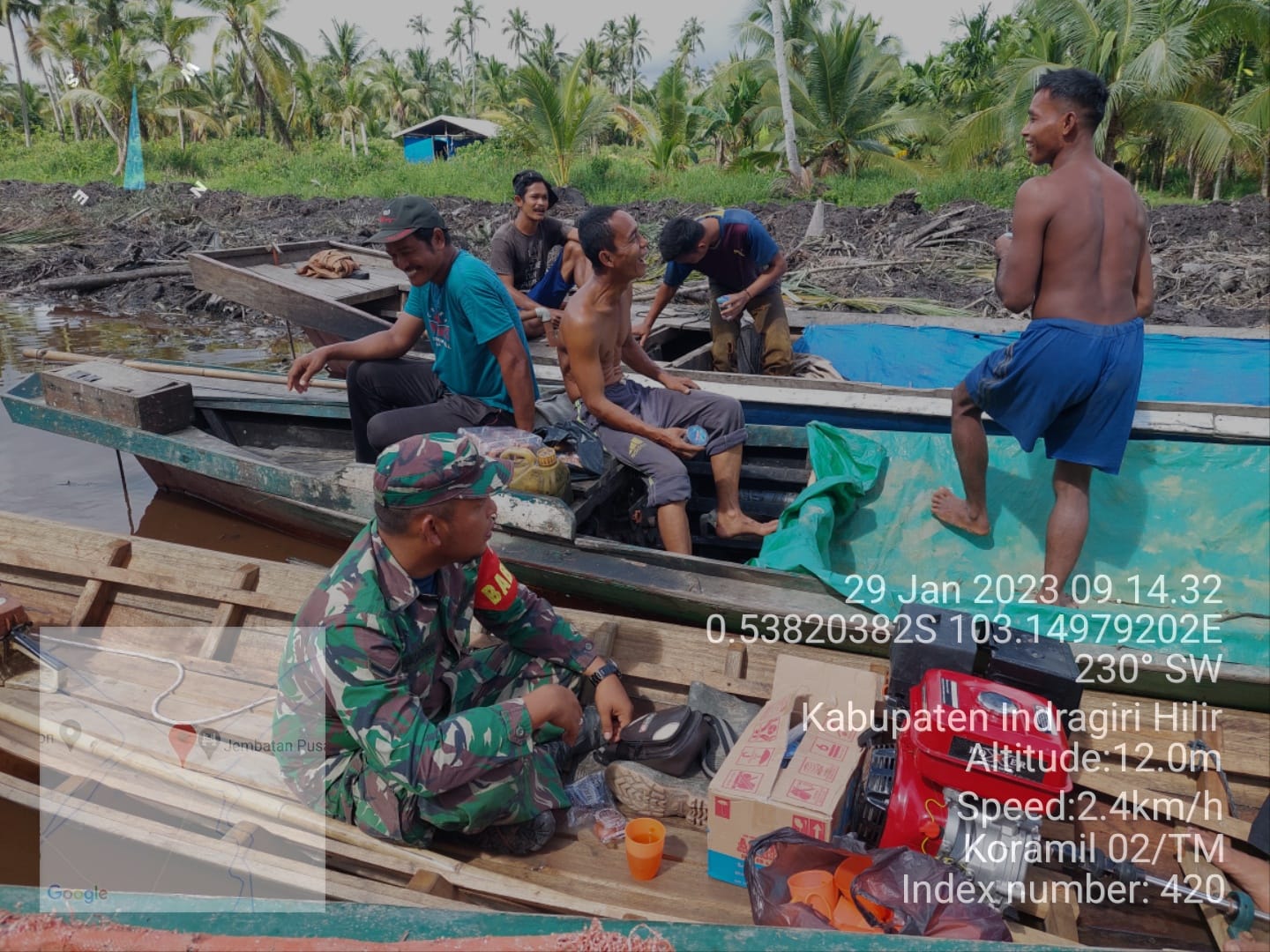 Penuh Kekompakan, Serda M Pasaribu Bersama Warga Binaan Giat Goro Bersihkan Aliran Parit 