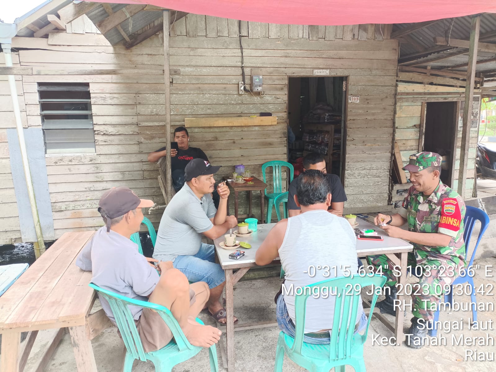 Pererat Silaturahmi, Koptu RH Tambunan Babinsa Desa Sungai Laut Giat Komsos dengan Warga Binaan 