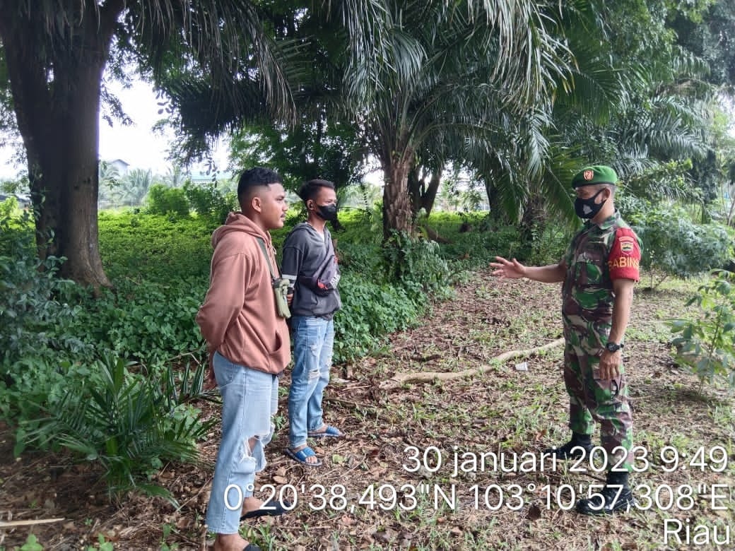 Pastikan Wilayah Binaan Terhindar Karhutla, Babinsa Desa Beringin Mulya Laksanakan Giat Patroli dan Sosialisasi 