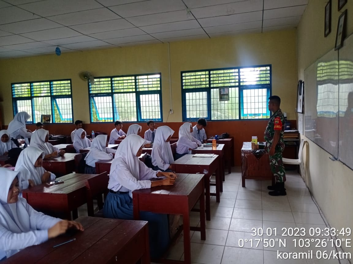 Babinsa Koramil 06/KTM Praka Fiki Beri Materi Wasbang di Yayasan SMA Hashubul Mukminin 
