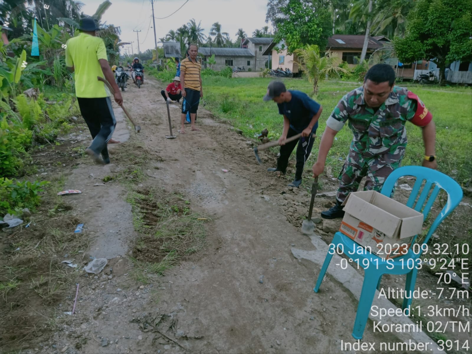 Kompak, Babinsa Serma Boy dan Warga Giat Goro Tutup Lobang Jalan 