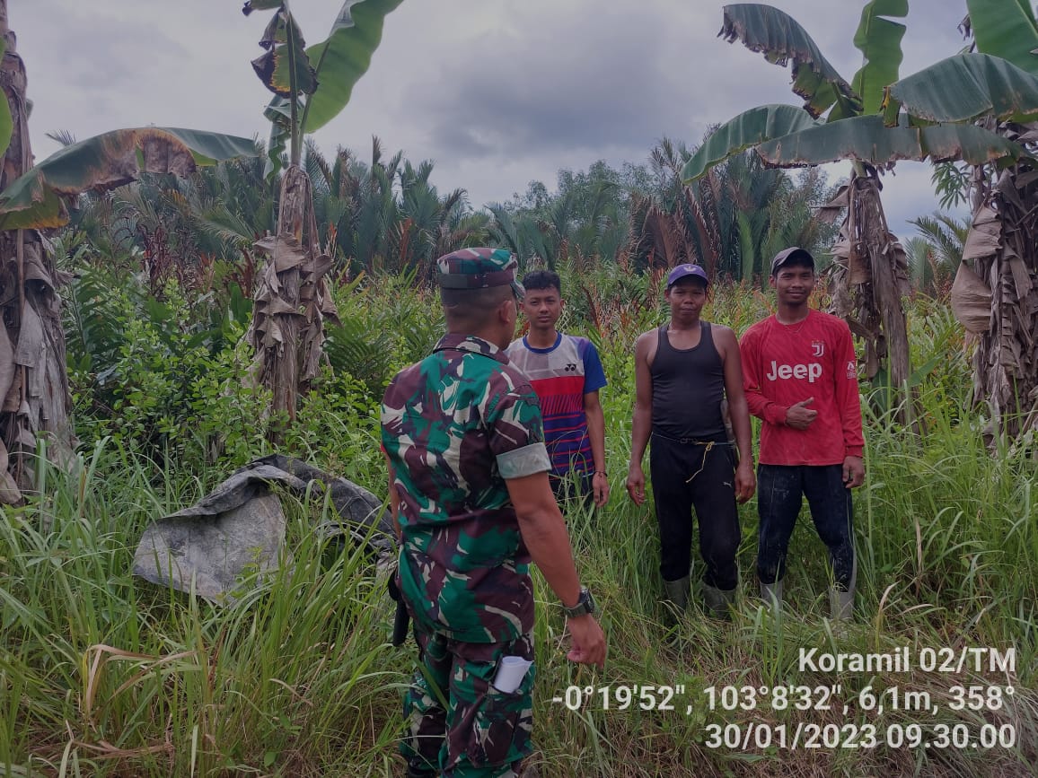 Giat Patroli, Serda Agusmi Harianto Babinsa Desa Tanjung Baru Sampaikan Larangan Membakar Lahan