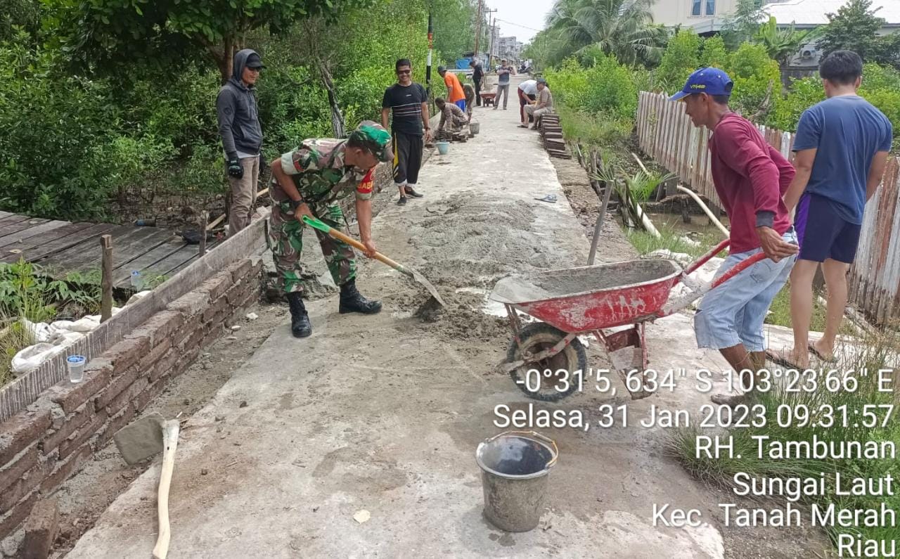 Bentuk Sinergiritas, Babinsa Koramil 02/TM Koptu RH Tambunan Laksanakan Giat Goro Semenisasi Jalan di Desa Sungai Laut 