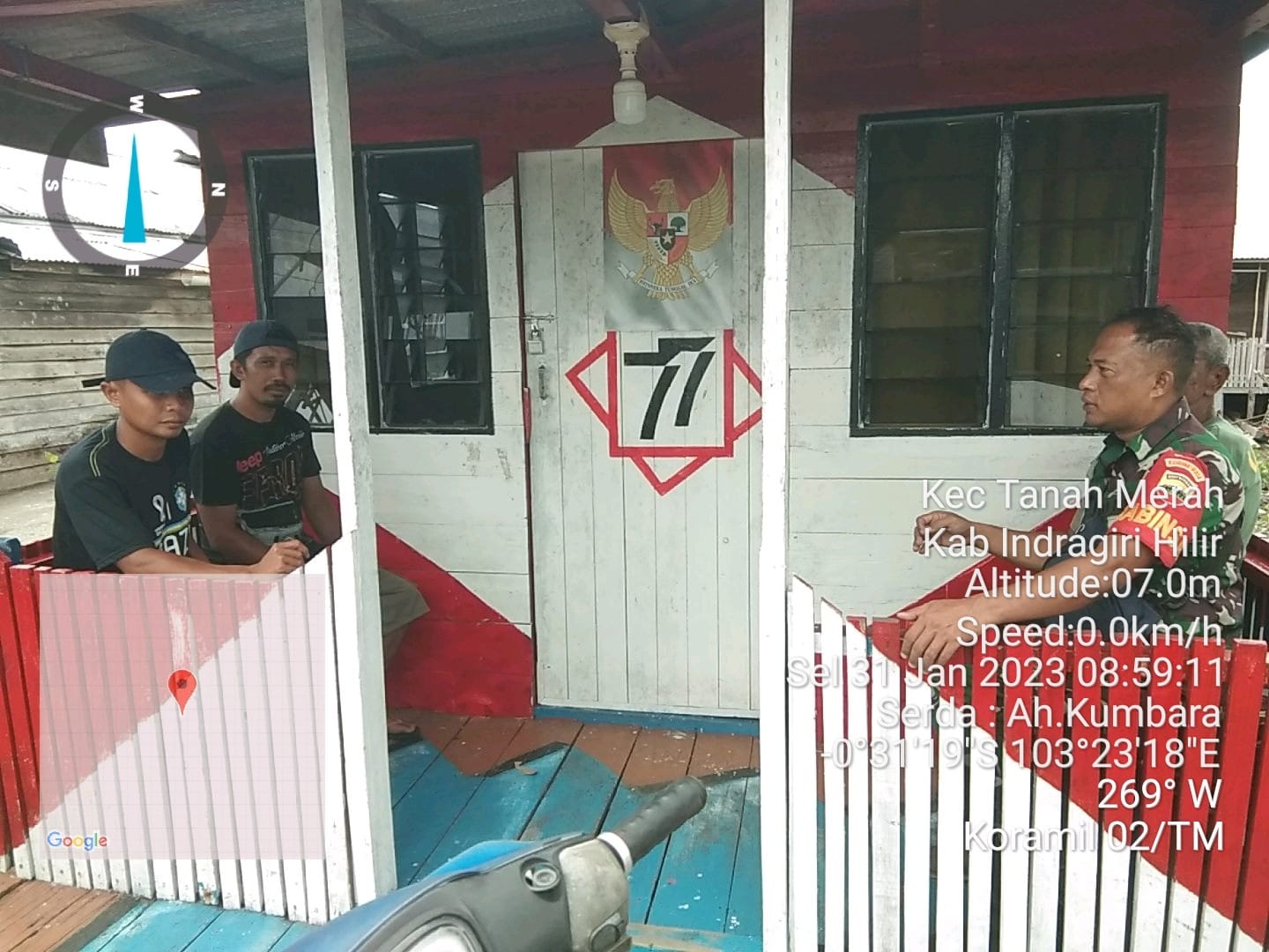 Babinsa Koramil 02/TM Komsos dengan Tokoh Masyarakat di Pos Kampung Pancasila Kelurahan Kuala Enok