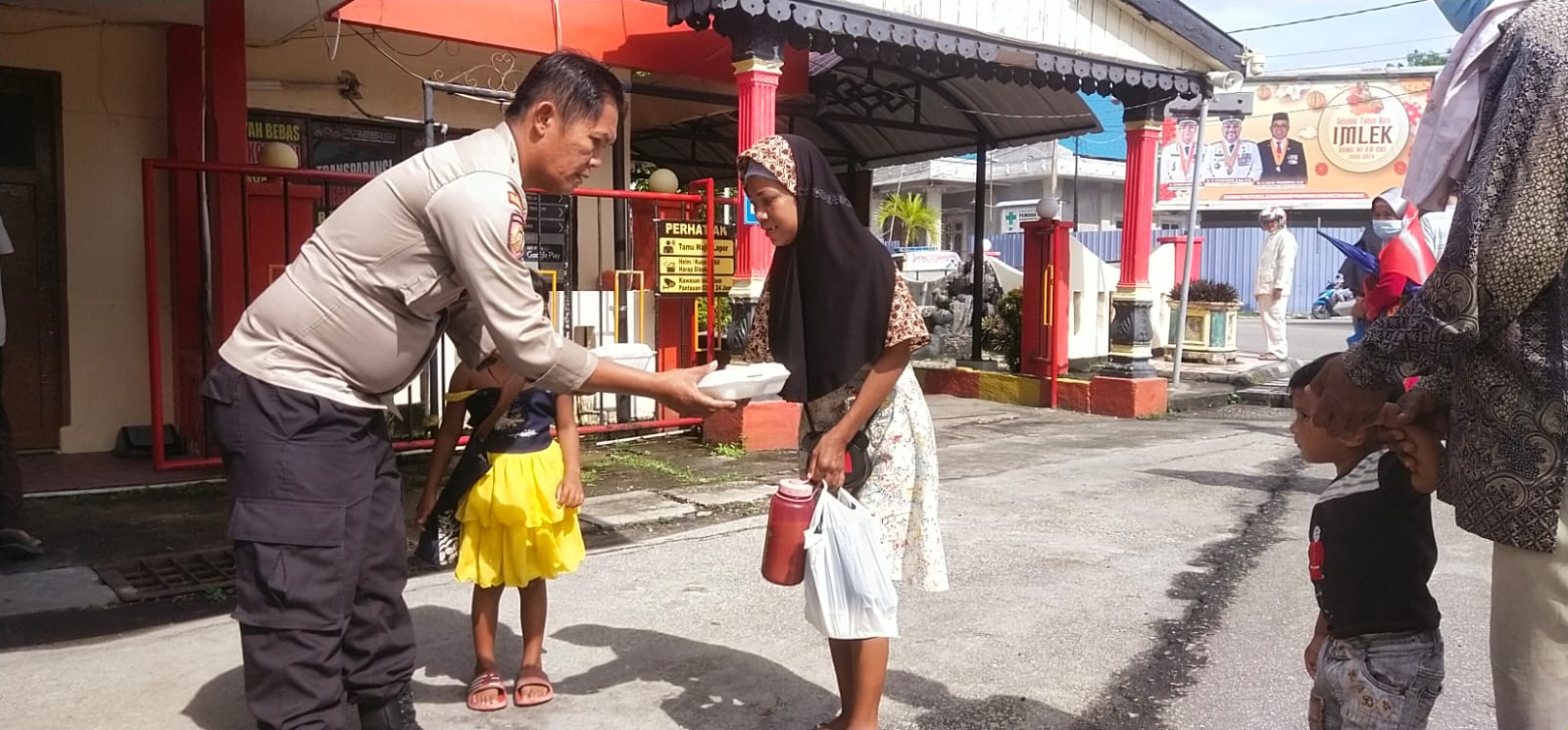 Polsek Balai Gelar Jumat Berkah, Bagikan 60 Nasi Bungkus