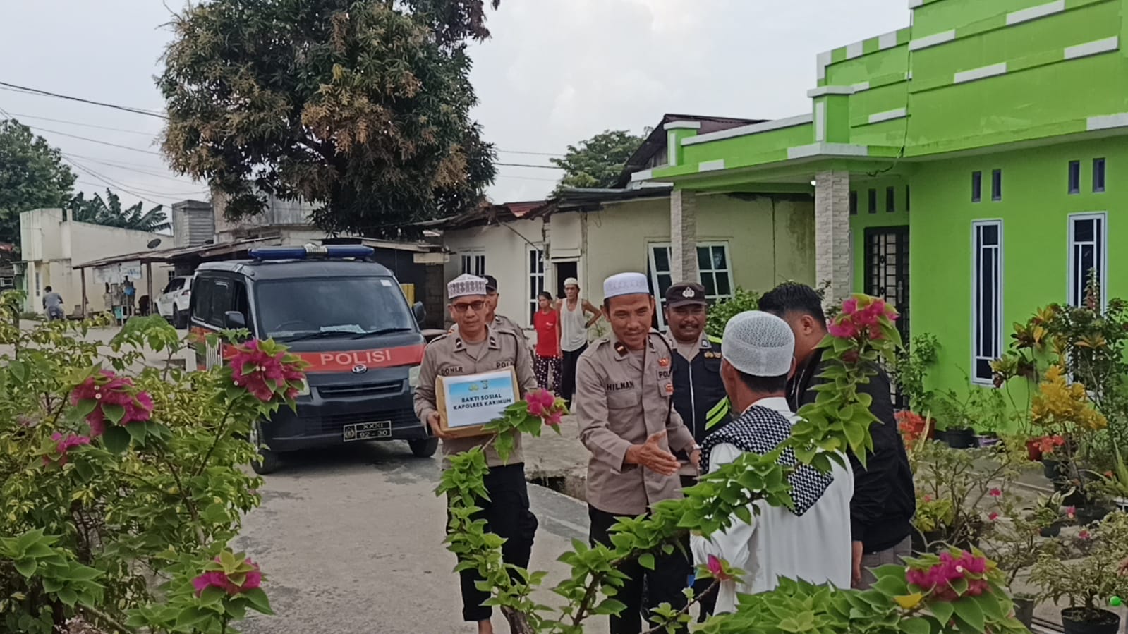 Sat Binmas Salurkan Bantuan Kapolres Karimun, Dalam Program Jumat Berkah