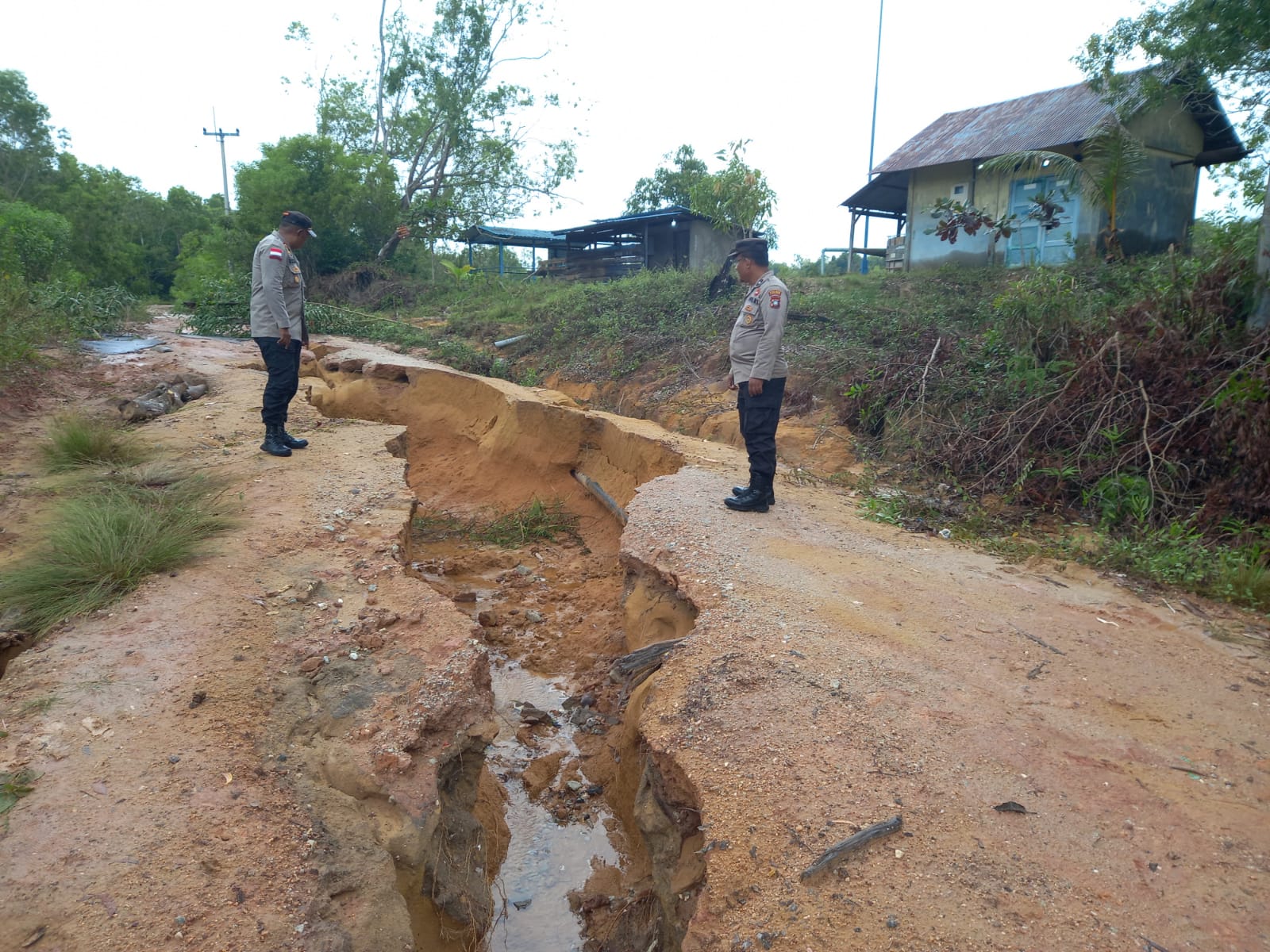 Jalan Penghubung Moro dan Desa Pauh Rusak Parah dan Berlubang Kedalaman 2 Meter, Kapolsek Alihkan Jalur Lalulintas