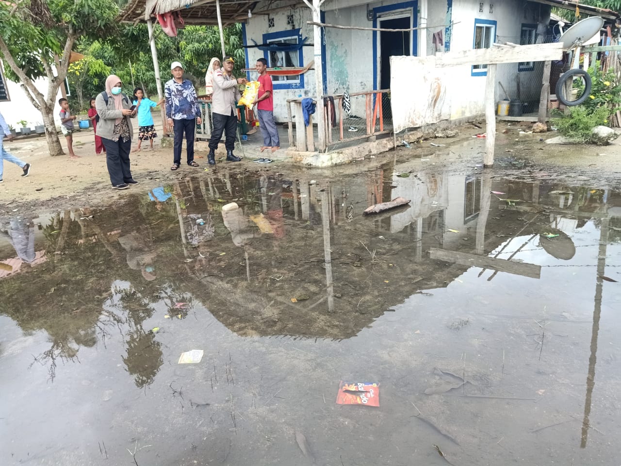 Kapolsek Moro Serahkan Sembako Untuk Masyarakat Terdampak Banjir Rob