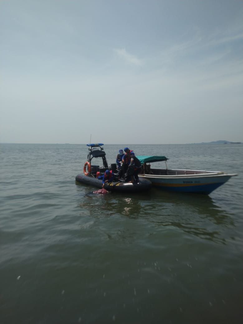 Satpolairud Polres Karimun Bersama Tim SAR Gabungan Berhasil Temukan Kru Tugboat TB Tanjung Bahari Yang Jatuh ke Laut