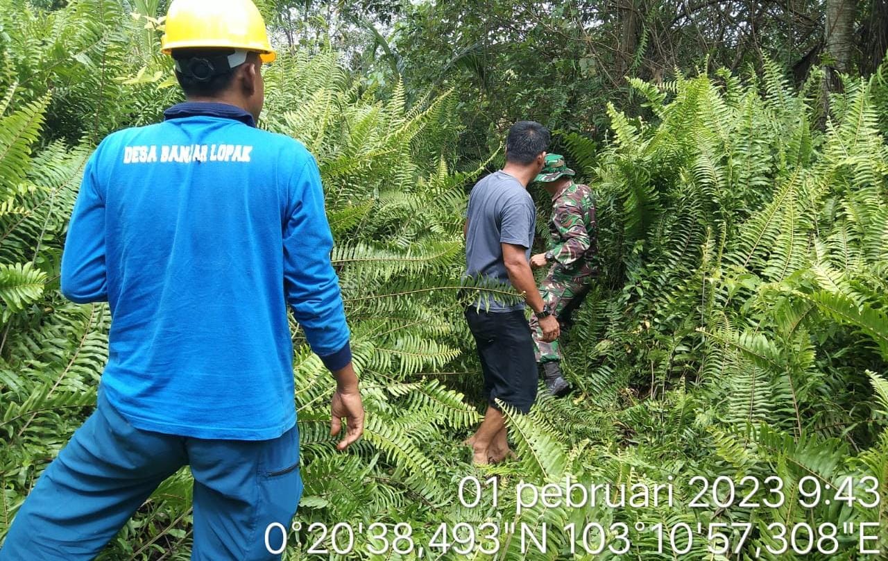 Pantau Wilayah Binaan, Kopda Abdul Haris Laksanakan Giat Patroli dan Sosialisasi Karhutla di Desa Beringin Mulya