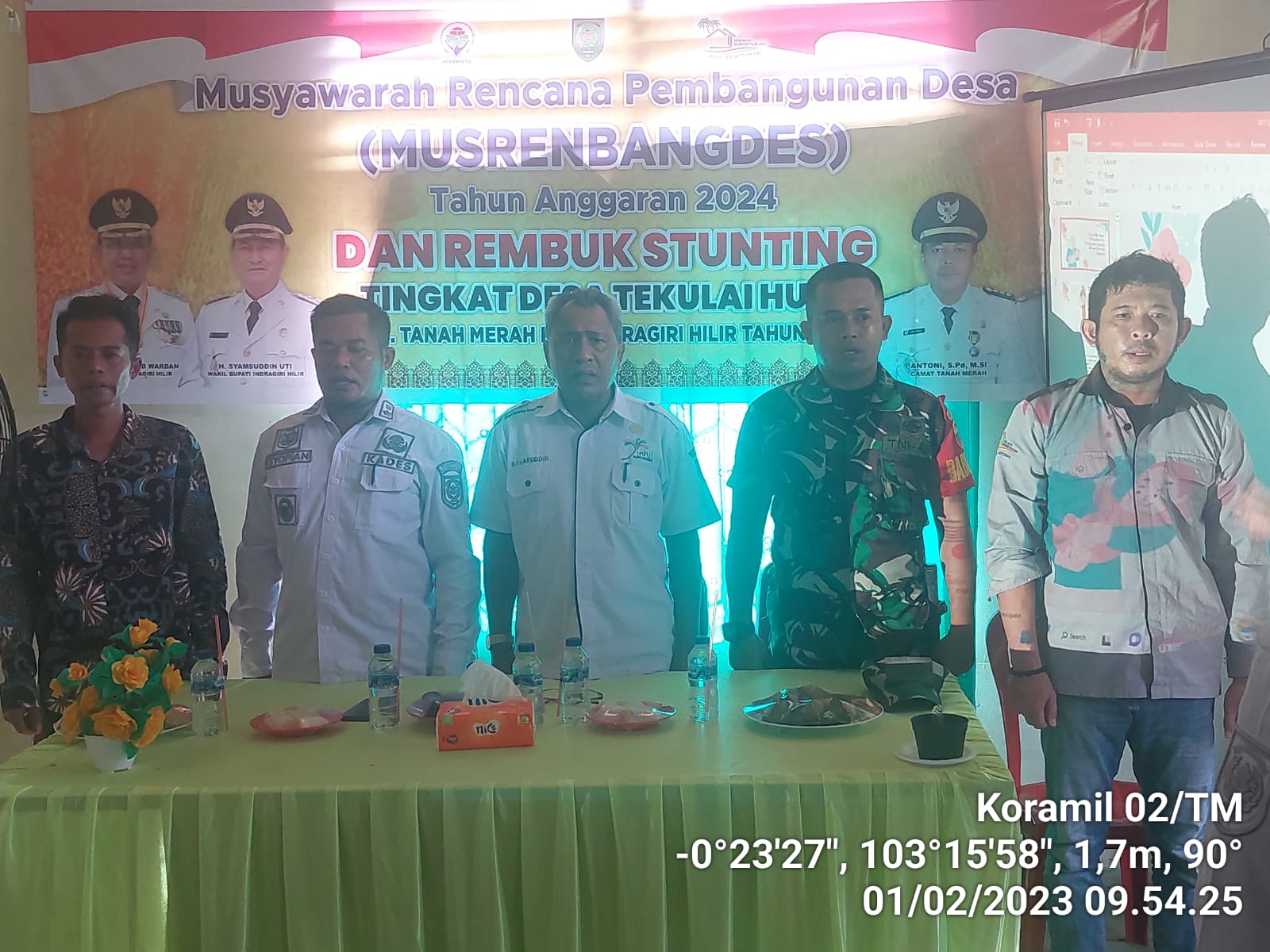 Babinsa Serda Agusmi Harianto, Hadiri Musrembang Des 2024 serta Rembuk Stunting 2023 di Desa Tekulai Hulu 