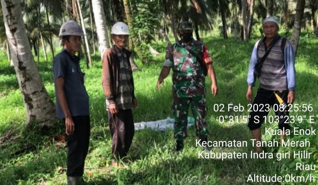 Sertu P Siregar Babinsa Koramil 02/TM Laksanakan Patroli dan Sosialisasi Karhutla di Wilayah Binaan 