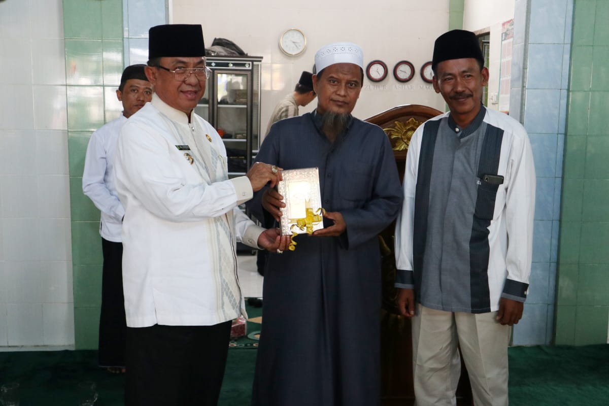 Hadiri Acara Isra Mi’raj di Desa Petalongan, Bupati dan Ketua Muslimat NU Inhil Serahkan Al’quran dan Spiker 