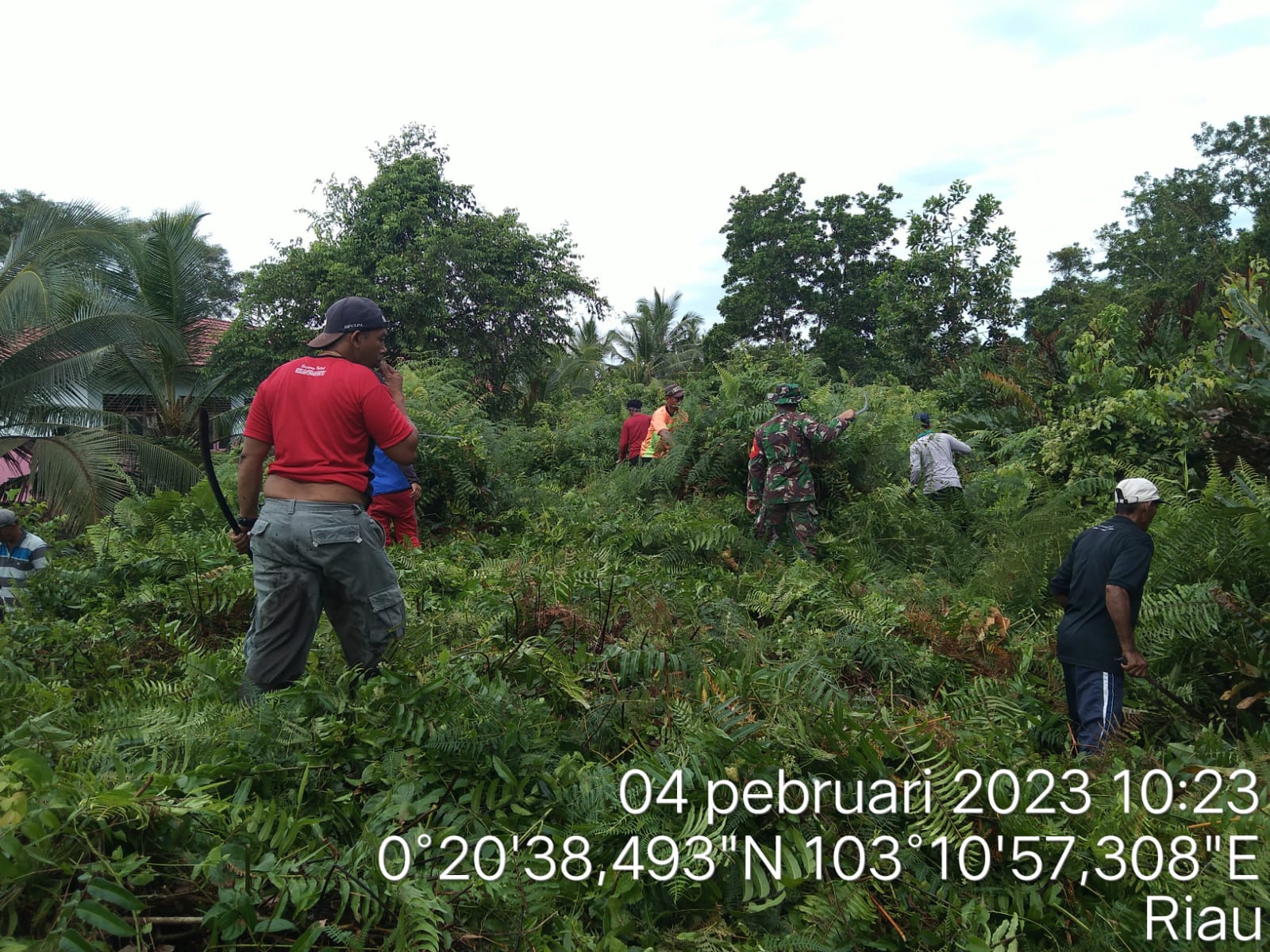 Pastikan Wilayah Binaan Aman Karhutla, Babinsa Giat Patroli dan Sosialisasi di Desa Beringin Mulya 