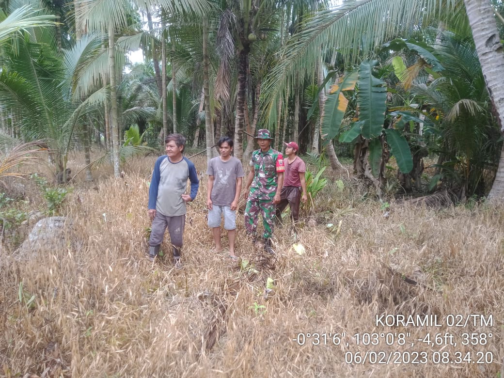 Upaya Antisipasi Karhutla Terus Dilakukan oleh Babinsa Serda Darno di Wilayah Binaan