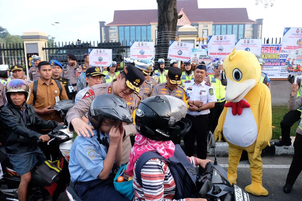 Operasi Keselamatan Lancang Kuning 2023 Digelar, Kapolda Riau Bagikan Helm Kepada Pengendara : Keselamatan Adalah yang Utama