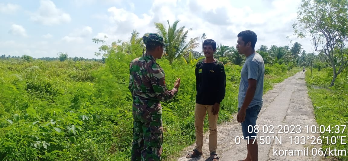 Babinsa Desa Hibrida Mulya Praka Fiki Putra, Laksanakan Rutin Patroli dan Sosialisasi Karhutla 