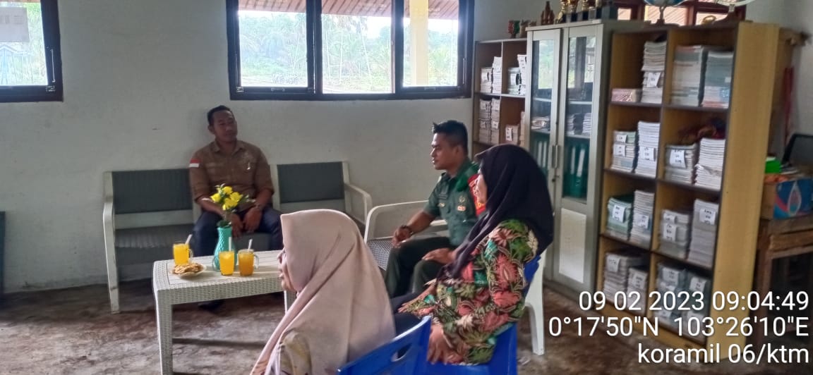 Ciptakan Kedekatan, Praka Fiki Putra Laksanakan Komsos dengan Para Guru di SMP N 1 Desa Hibrida Jaya 