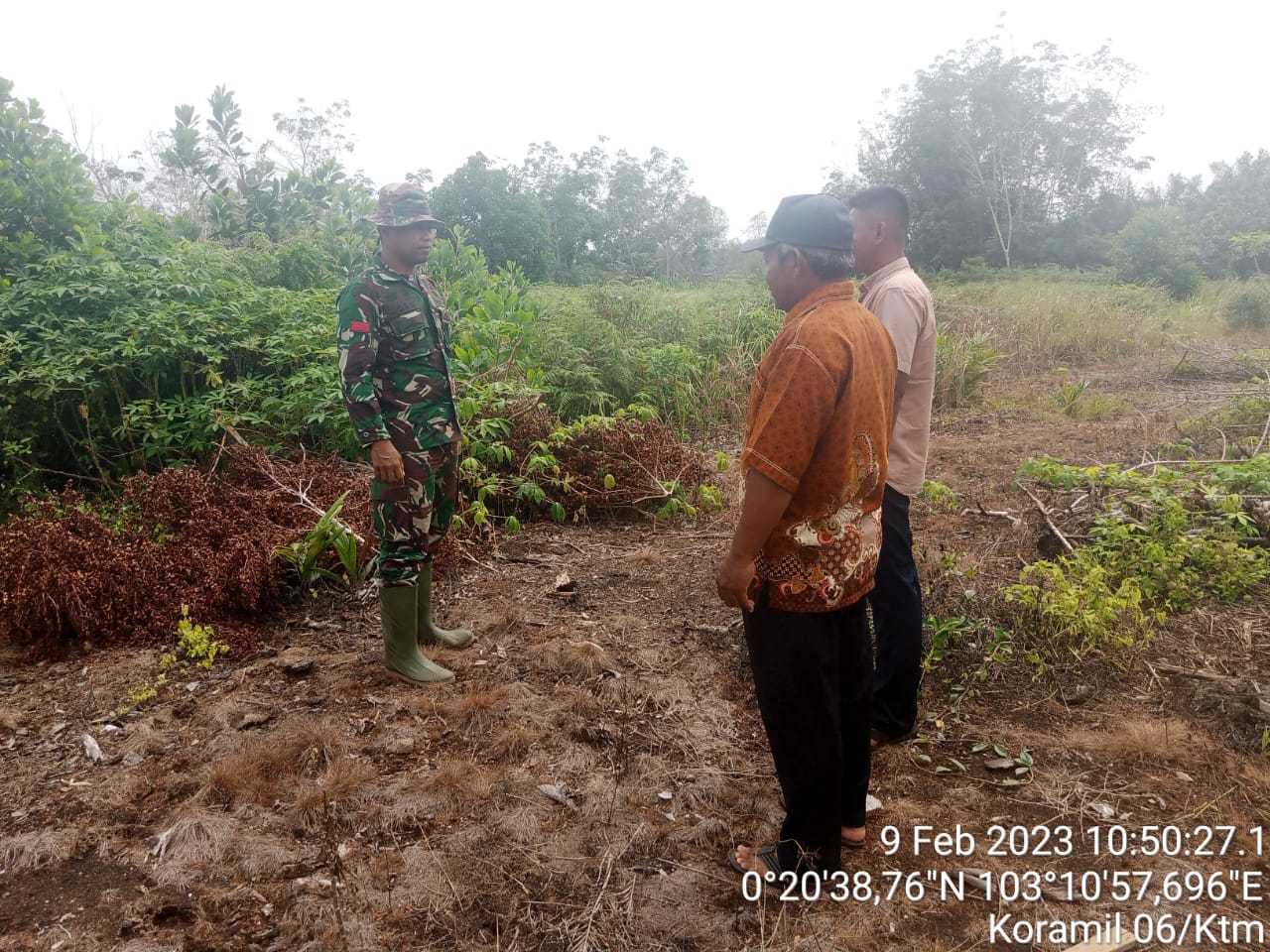 Antisipasi Karhutla di Wilayah Binaan, Babinsa Joko Purwanto Laksanakan Patroli Bersama Warga Desa Kelapa Pati Jaya 