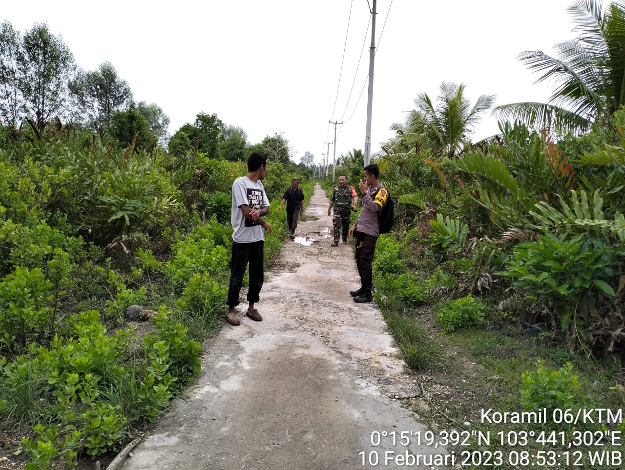 Babinsa Koramil 06/KTM Bersama Babinkamtibmas Laksanakan Giat Patroli dan Sosialisasi Karhutla di Desa Teritip 