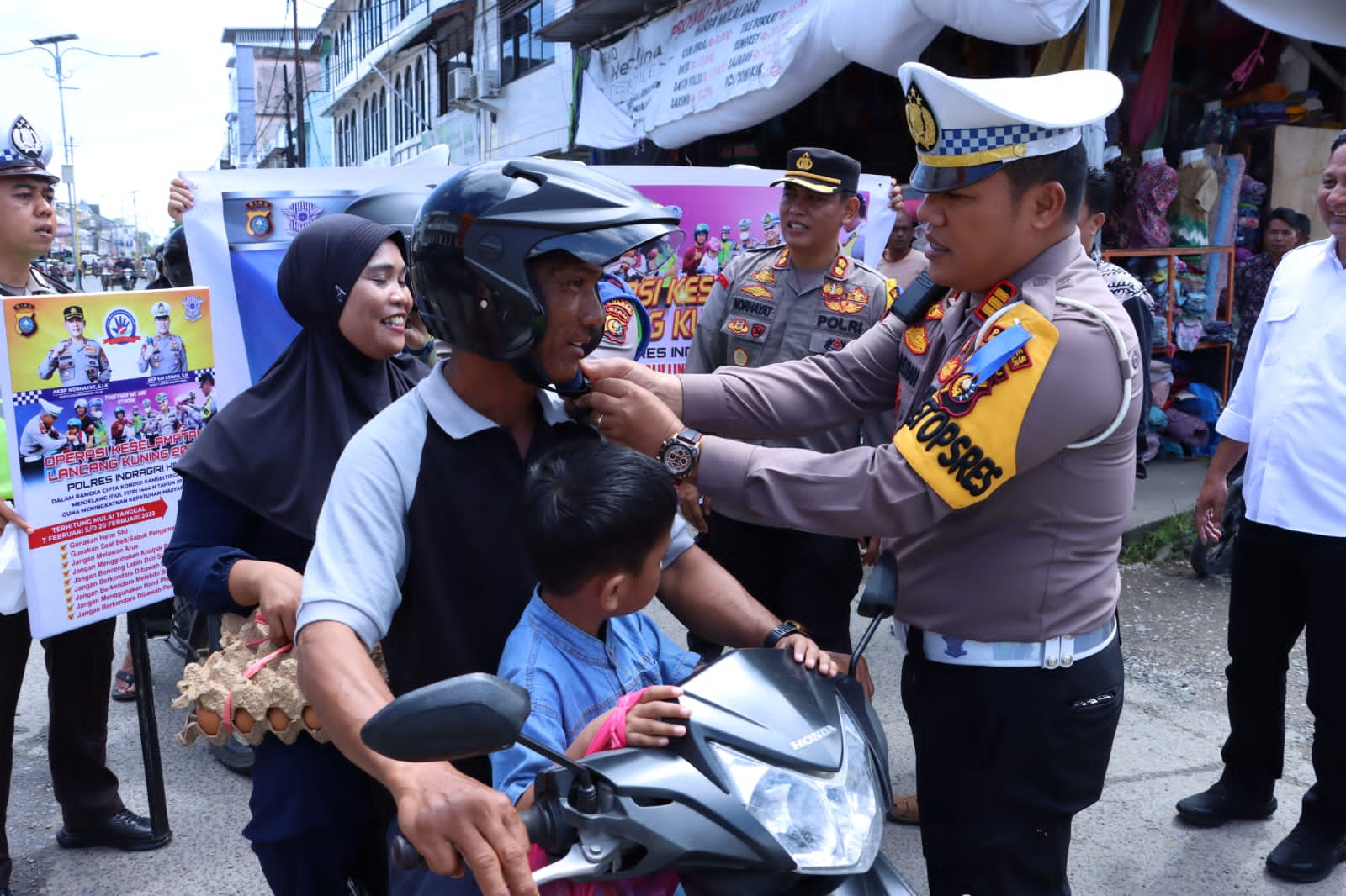 Menunjang Operasi Keselamatan Lancang Kuning, Polres Inhil Bagi-bagi Helm