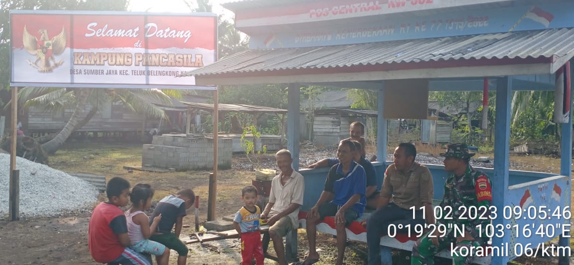 Giat Komsos Babinsa Praka Fiki Putra Berikan Wasbang di Kampung Pancasila Desa Hibrida Mulya 