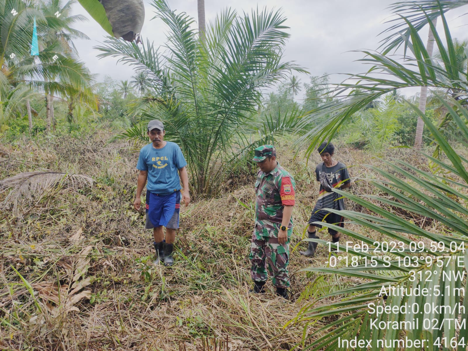 Bersama 2 Warga Binaan, Babinsa Serma Boy R Sitompul Laksanakan Patroli Karhutla di Wilayah Parit Mesjid