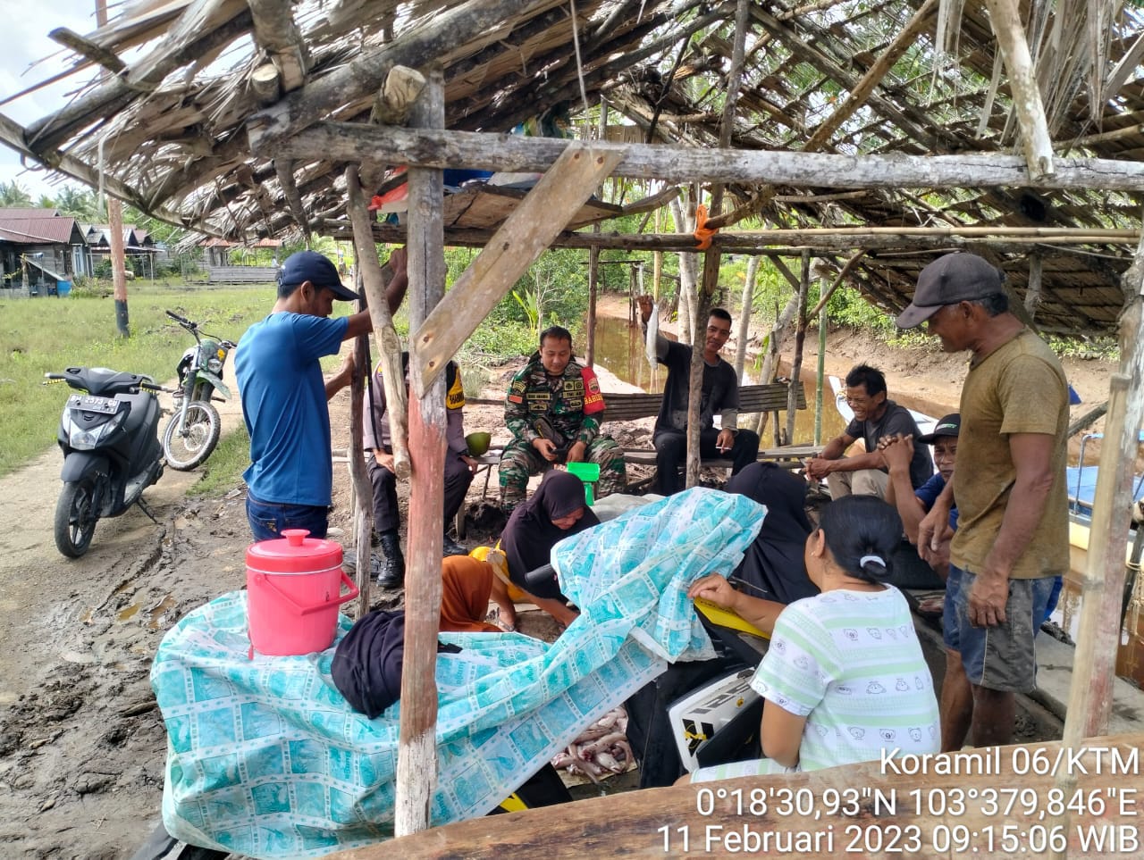 Bersama Babinkamtibmas, Babinsa Koramil 06/KTM Praka Riski Laksanakan Komsos dengan Para Nelayan 