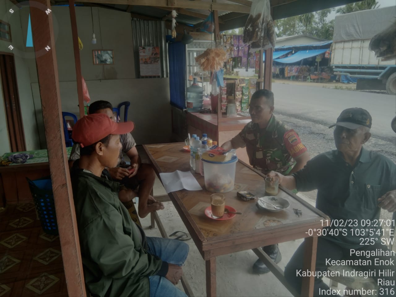 Babinsa 02/TM Sertu HM Sibarani Komsos Anjangsana dengan Warga Binaan di Warkop di Desa Pengalihan 