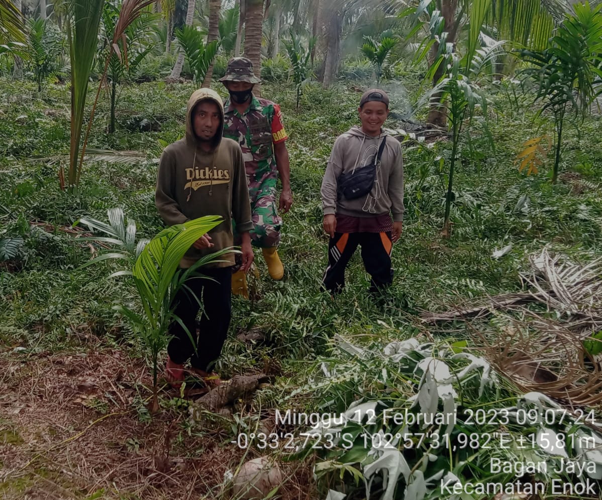 Bersama Warga Binaan, Babinsa Desa Suhada Laksanakan Patroli dan Sosialisasi Karhutla 